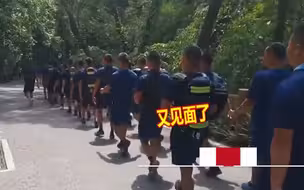 小男孩遇训练消防员，现场敬礼唱歌表白：我是一个兵，来自老百姓