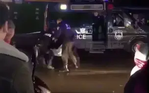 四川一男子因感情纠纷持刀将女友杀害 ，警方控制男子时，男子不断反抗挣扎！