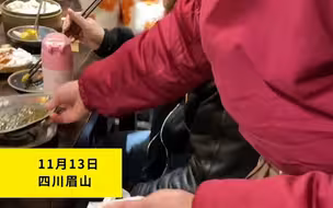顾客打包骨头喂狗狗 服务员主动挨个桌收集 结账时一番话惹怒赞