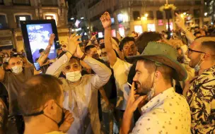 “跟过年一样！”西班牙数百人狂欢歌舞，庆祝宵禁结束重获自由