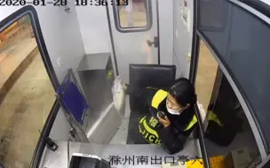 太暖了！货车司机给收费员送防护手套