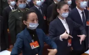 都市报道【全国政协开幕会邰丽华用手语唱国歌 无声的力量 撼动人心！】