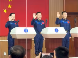 神十九乘组3名航天员集体亮像！