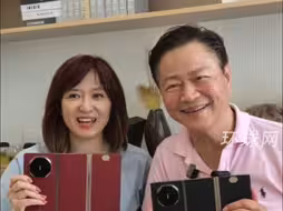 赖岳谦夫妇拿到华为最新三折屏手机开心合影