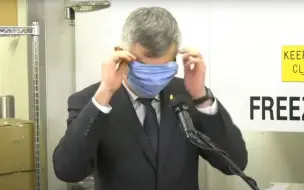 现场！加拿大一官员戴口罩翻车闹出笑话 尴尬一幕被镜头记录下