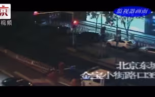货车司机肇事逃逸 交通标志杆竟成拦路杆