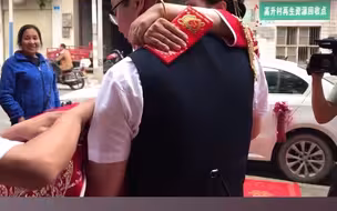 姐姐远嫁兰州，13岁弟弟追上来大哭，一句话让在场的人泪奔！