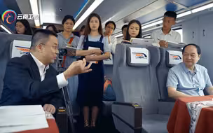 【#新思想一路讲 】老挝第一条电气化铁路，中老铁路是如何通上电的？  中老铁路作为老挝的第一条电气化铁路，其供电工作分为中国和老挝两部分，分别由南方电网云南电网