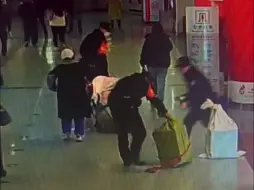 乘客货物多 警务人员秒变“搬运工”
