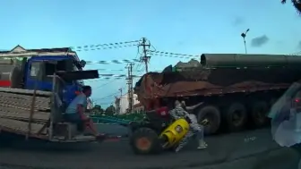 女子骑车“鬼探头”横穿车流 拖拉机驾驶员闪避不及使出了