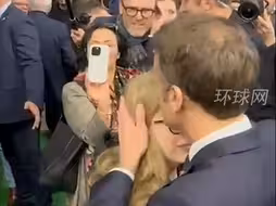 法国农业展农民与安保人员发生大规模冲突，马克龙在混乱环境下与女支持者相拥并亲吻额头