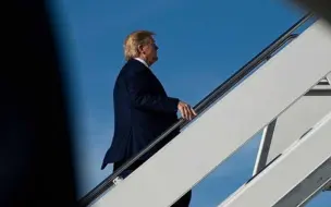 惊险！“空军一号”降落时差点与一无人机撞上 特朗普还在飞机上