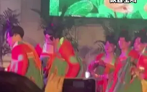 男职工反串跳《唐宫夜宴》为女职工庆祝妇女节。工会：公司传统，是送给女职工的礼物