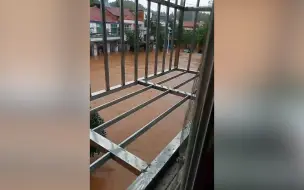 需要救援！湖北随州市随县大暴雨 路边店铺被淹没洪水快淹到二楼