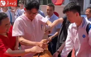广东顺德烧猪入校慰问高三学子，现场师生喜获加餐