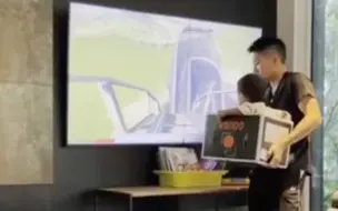 宝爸带孩子玩“纸箱过山车”！代入感太强 三岁萌娃在家尖叫连连