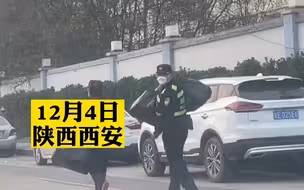 老人拿的东西太多，地铁工作人员看到暖心帮助，将袋子扛在肩上护送到公交站