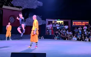 武术表演现场互动男子被选上台模仿 以为是个青铜没想到是个王者