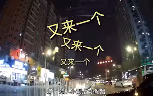 雪天被撞司机大哥淡定给保险打电话：“小刮蹭” 刚说完就被追尾了