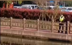 “你们有家待不住，我是有家不能回”一句话让人瞬间破防，你们辛苦了