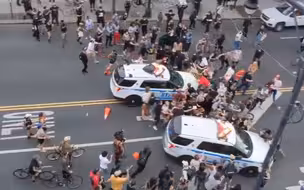 可怕！纽约警察竟开车直接冲撞示威者