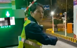 假期结束高速免费倒计时 收费站工作人员催车主急得大喊：快点开