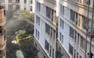 中国好邻居！家中起火无人，关键时刻邻居架3根水管灭火