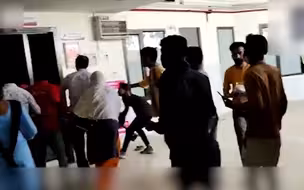 120秒看疫情下印度医闹事件！一帮男子疯狂打砸医院 当众围殴女警