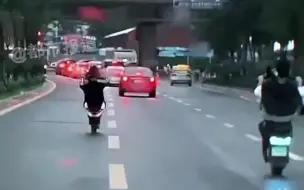 都市报道【危险！两青年骑电动车“炫技”，雨天疾驰中将车头翘起！】