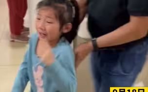 妈妈生完二胎出产房时，被6岁女儿撞个正着，心疼大哭
