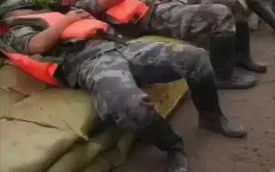 抗洪战士路边躺沙袋休息，哪里都能躺，哪里都能战斗，这就是我们的人民子弟兵！