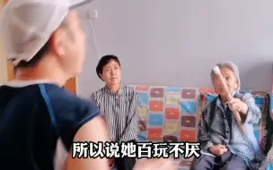 大叔自创“顶球”，用拐杖与长棍陪老母亲锻炼。网友：陪妈妈老去的好孩子