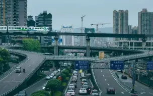 在3D魔幻城市重庆，萌娃们探班供电老爸的工作现场...