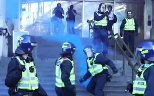 伦敦再次爆发示威 两派人马当众对峙 烟雾弹和爆竹乱扔