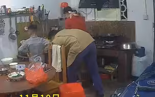 丈夫想让妻子尝下刚买的肉 搂着腰强势嘴对嘴喂 孩子反应亮了！