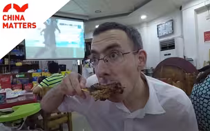 法国老外试吃长沙麻辣小龙虾，还没开吃就放飞自我了！