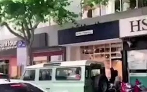 上海一网红店用路虎当活招牌，不惜长期违停，天天被贴罚单，网友一算，罚单和停车费每月过万……交警出手了！