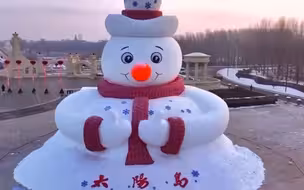 真招人稀罕！尔滨大雪人穿“花衣” 喜庆感拉满