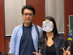 47岁靳东考上中戏博士，导师为中戏院长郝戎，多位学生称上课时偶遇靳东