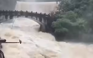 超强台风“杜苏芮放出暴雨探路”：山泉变瀑布，鱼儿上马路