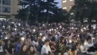 青岛大学流行音乐课堂搬到室外，真把课堂开成了演唱会！