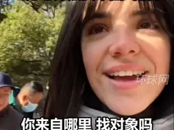 西班牙博主亲自体验上海公园相亲角，被众多老母亲推荐儿子，还被人当场求婚，30万老外点赞中国式相亲