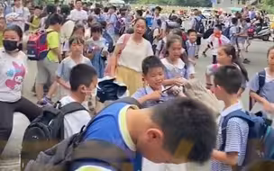 “最安全的学校，最热闹的派出所” 小学旁就是派出所是种什么体验？孩子放学后就在派出所门口等待家长