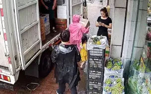 货车卸货未挂门处理，一阵大风刮过门欲向一人砸了过去，千钧一发女子出手相助化险为夷