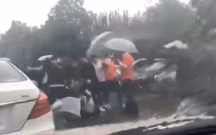 河南南阳房地产销售为抢客户雨中群殴竞争对手 警方：已行拘2人