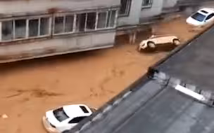 山西临汾突降暴雨 道路积水多辆车被冲跑 消防员深夜挨家挨户排查