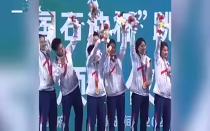 可爱！全红婵领奖现场与师哥谢思埸激动拥抱 手摇吉祥物比心合影