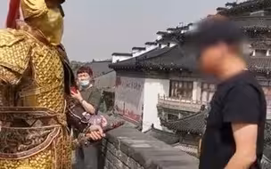 西安城墙上出现金甲武士，过来就是一抱拳：“请文明游玩！”