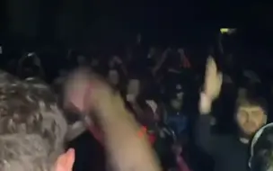 疯狂！疫情强烈反弹下伦敦惊现多场百人派对：没人戴口罩扎堆嗨