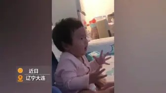 萌娃看动画片发现小鸡有危险 急得秒变表情包